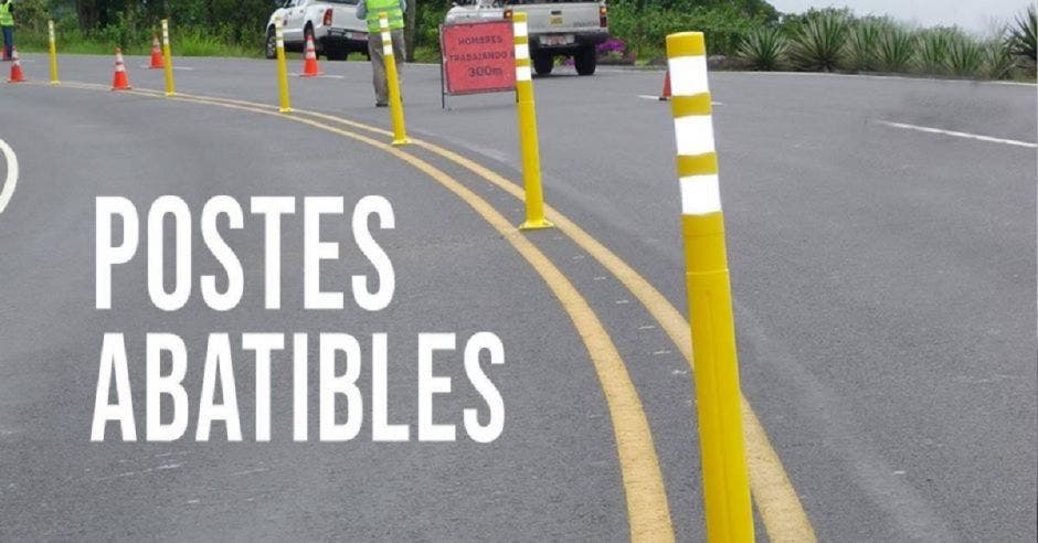 Una serie de postes abatibles colocados a lo largo de una carretera