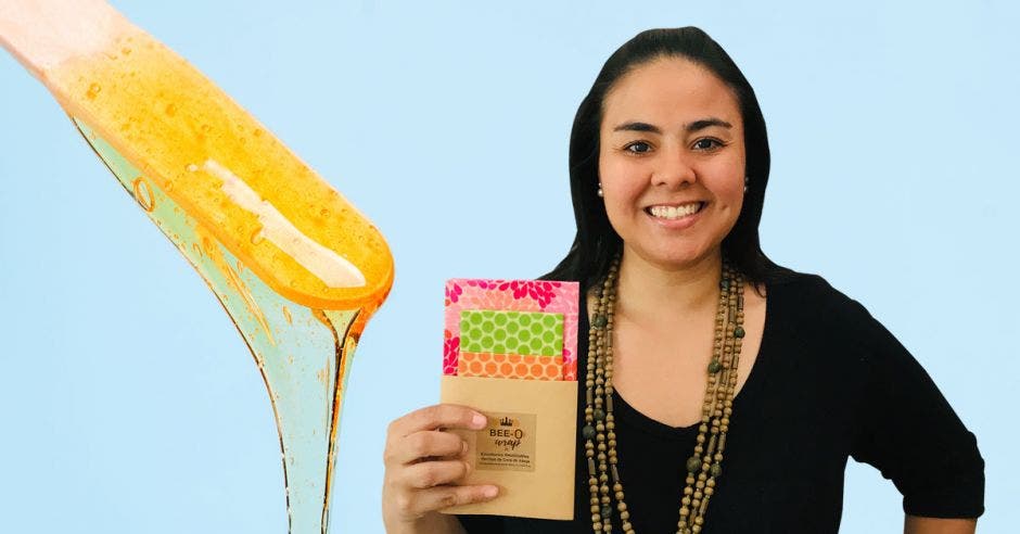 Vemos a una muchacha con los Bee-O Wraps