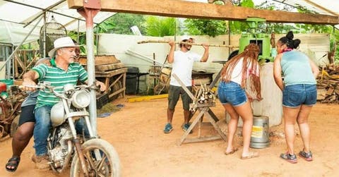 Un señor en una moto da vueltas a un trapiche