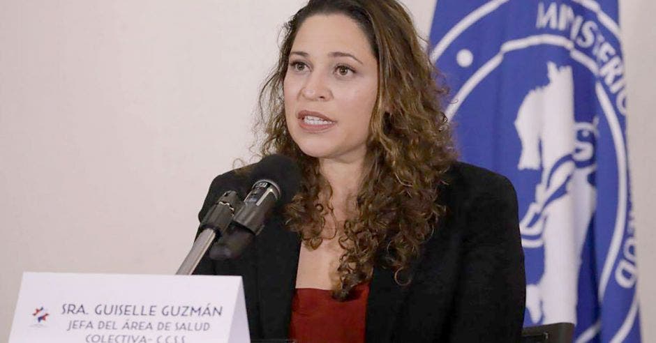 Guiselle Guzmán, jefa del Área de Salud Colectiva de la Caja en una conferencia de prensa.