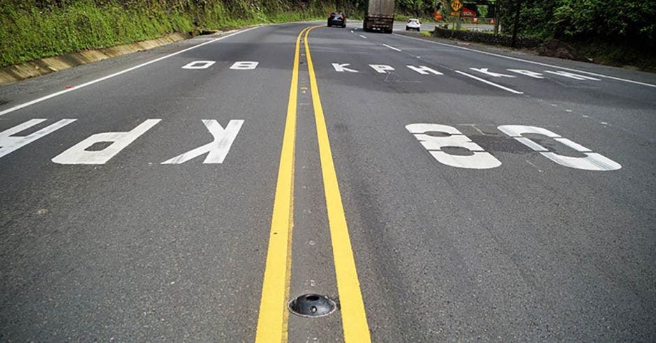 una carretera demarcada con líneas amarillas