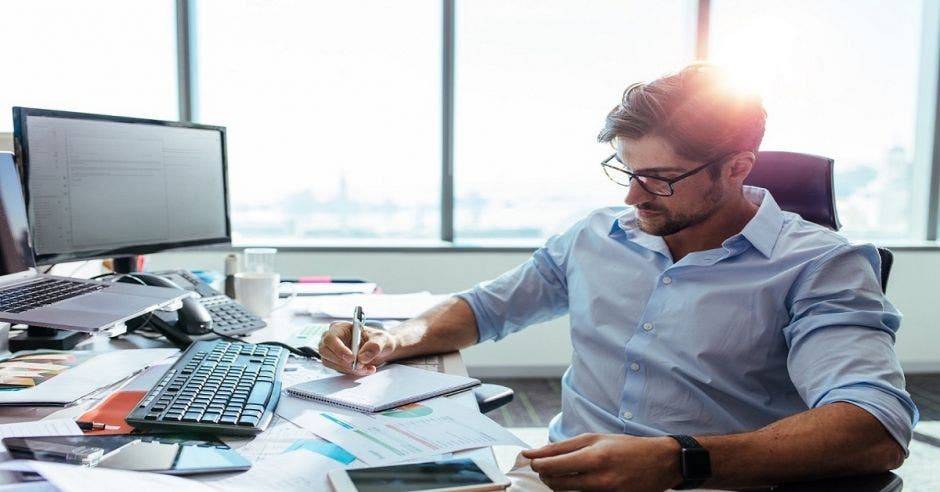 Hombre de negocios trabajando