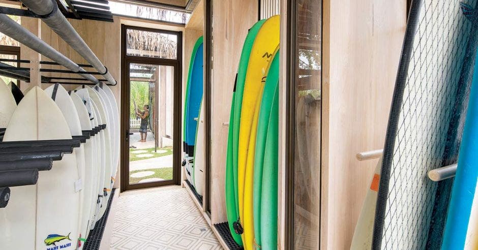 Un salón con tablas de surf de diversos colores