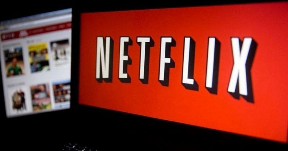 Computadora con Netflix puesto