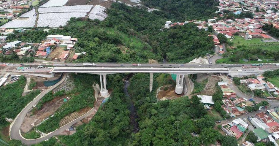 Toma aérea del puente sobre el río Virilla, en Tibás.