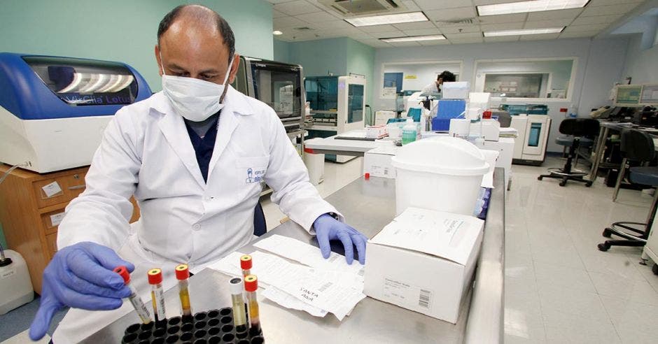 Rodrigo Cruz, jefe de laboratorio del Hospital Clínica Bíblica.