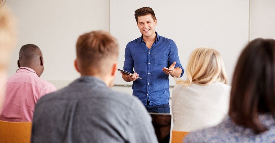 Vemos alguien dando clases presencialmente