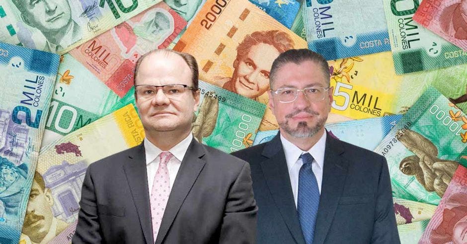 Dos hombres de traje frente a billetes