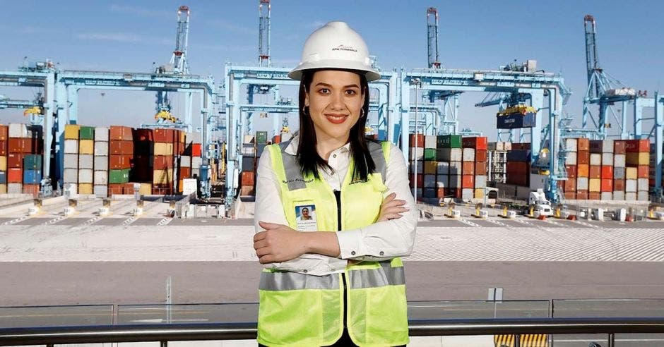 Marliz Bermudez, Directora Comercial de APM Terminals para Latinoamérica, con una terminal portuaria de fondo