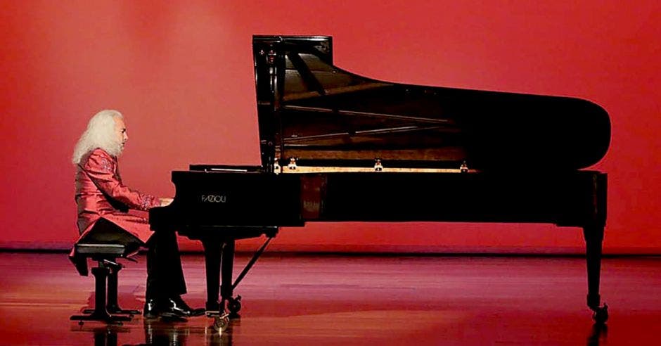 Manuel Obregón tocando piano