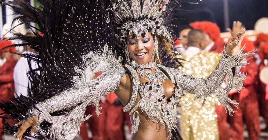 Mujer bailando en carnaval