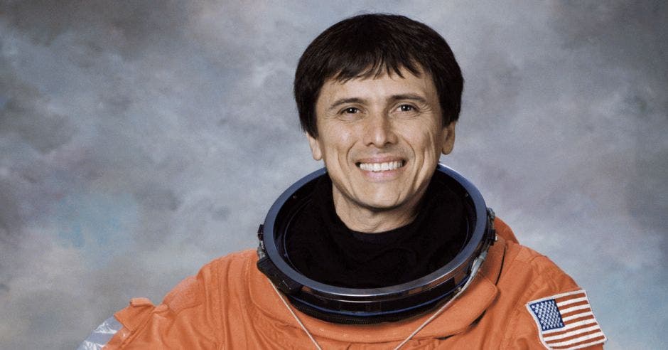 Una persona con traje de astronauta color naranja