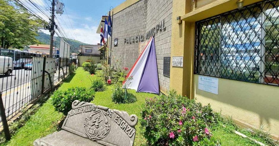 fachada de un edificio con la bandera de Costa Rica