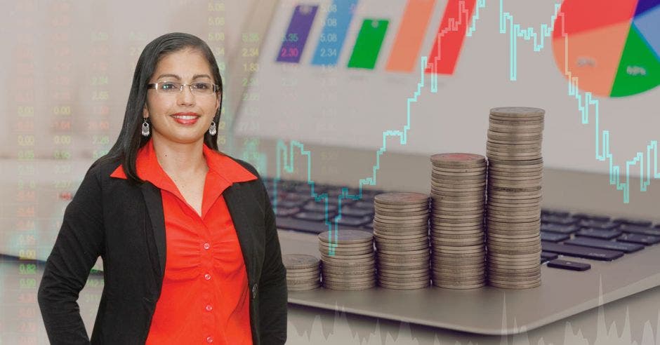 Mujer de rojo frente a columnas de monedas