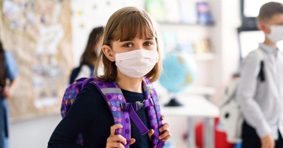 Una niña escolar con mascarilla