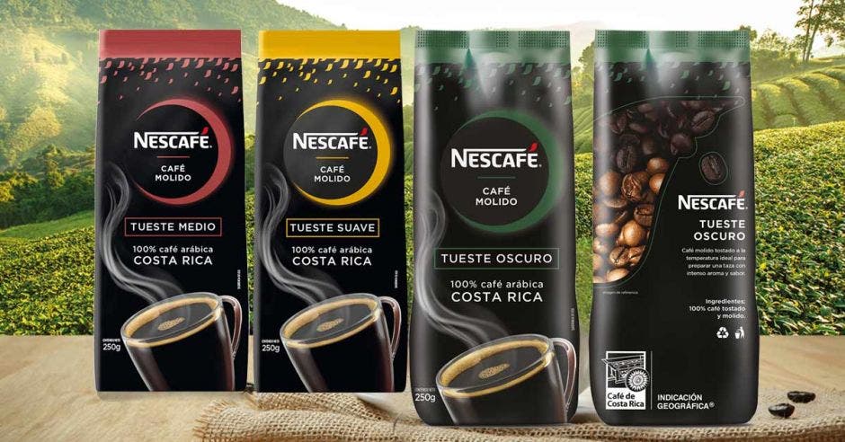 cuatro bolsas de café negro