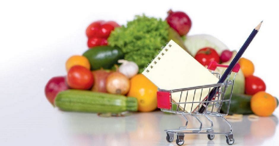 unos vegetales y un carrito de compras con una libreta