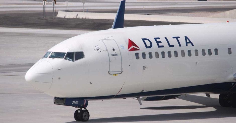 Un avión blanco con ribetes en rojo y azul