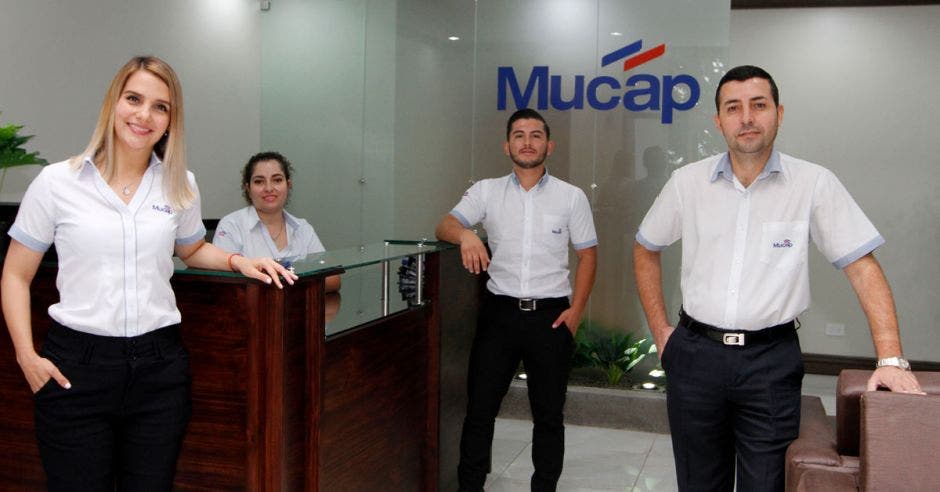 Personas vestidas de blanco en Mucap