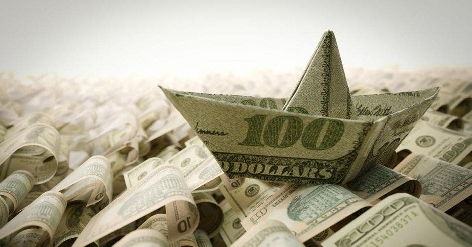 El dólar flotando como barco de papel