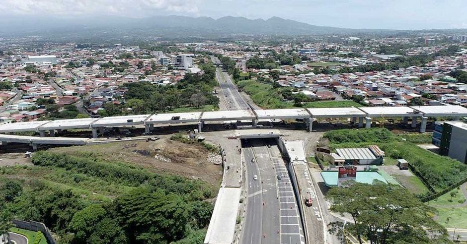 Toma aérea de la intersección a tres niveles