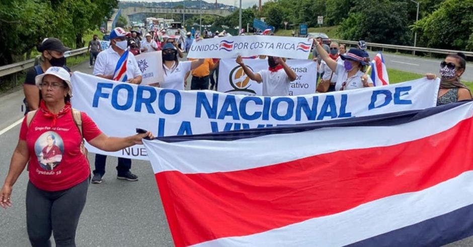 Personas sostienen bandera