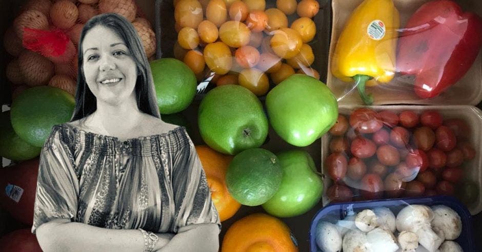 Mujer frente a frutas