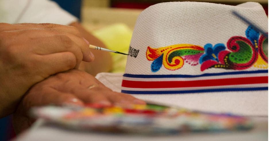 Artesano pintando sombrero