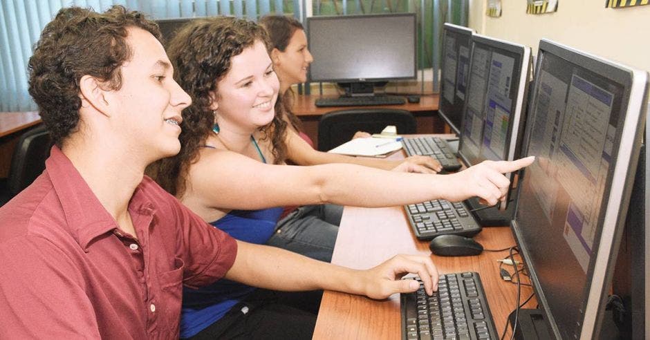 Estudiantes del TEC viendo una computadora