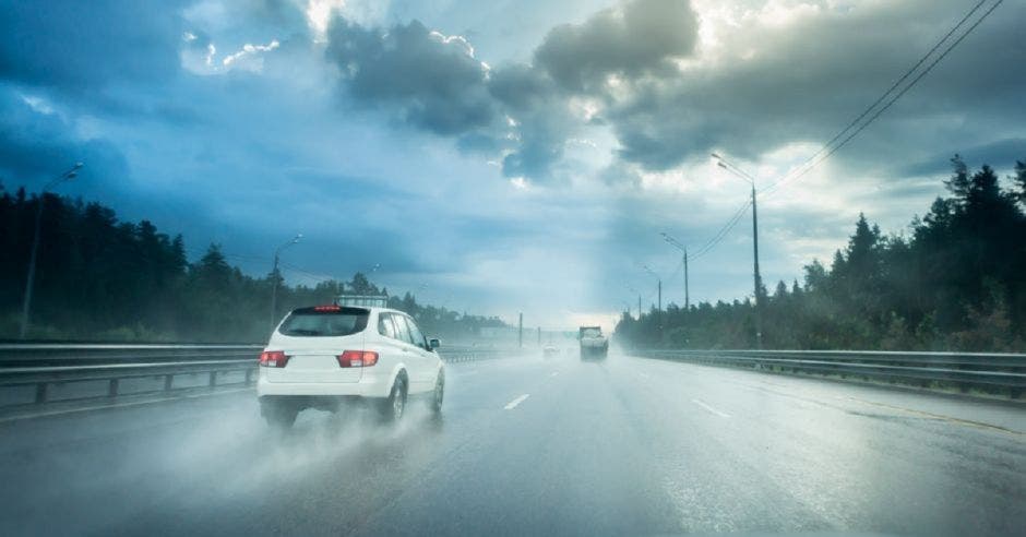 Automóvil en carretera lluviosa