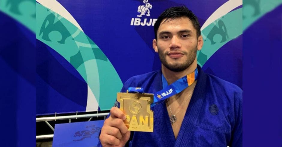 Hombre con medalla por jiu jitsu