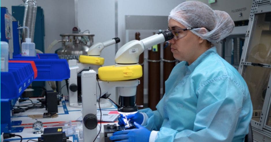 Mujer trabajando en fábrica