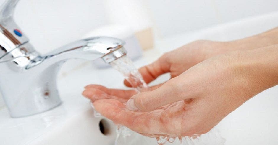 Una persona lavándose las manos