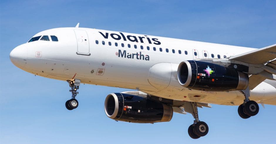 Un avión blanco que dice Volaris Martha