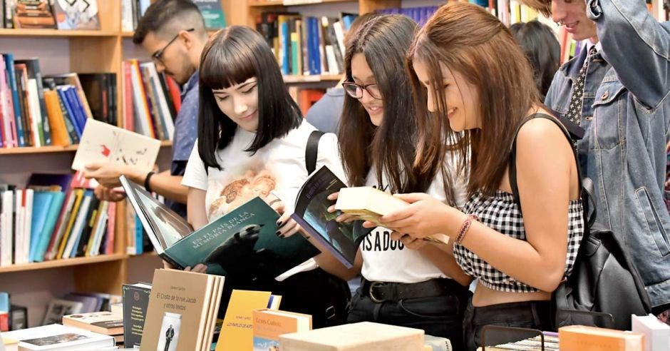 Mujeres leyendo en feria