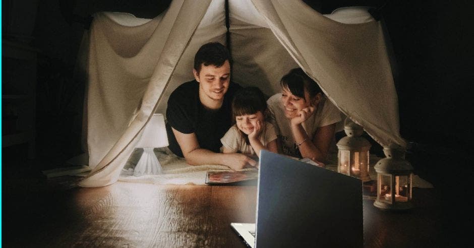 Familia en tienda de campaña