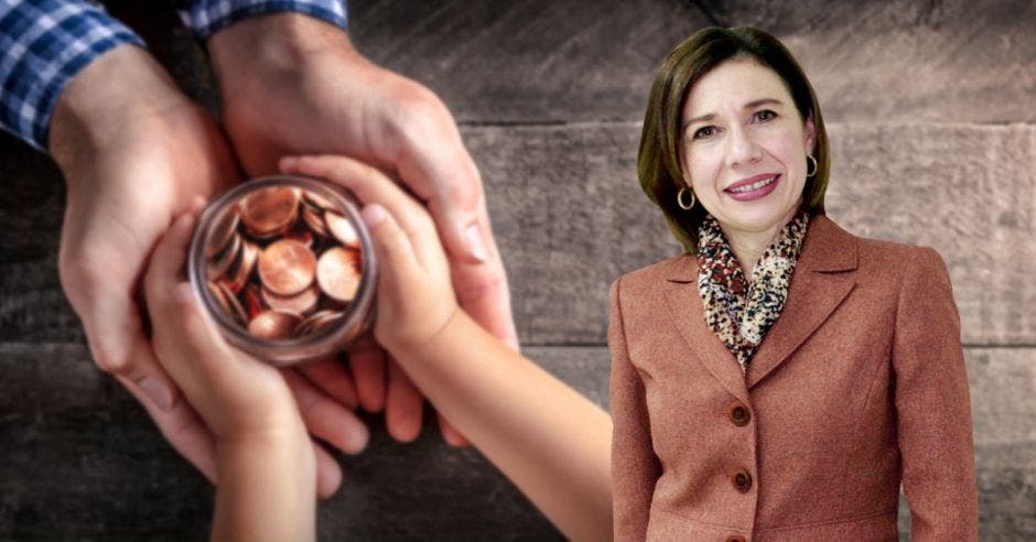 Annabelle Ortega, mujer de café frente a monedas