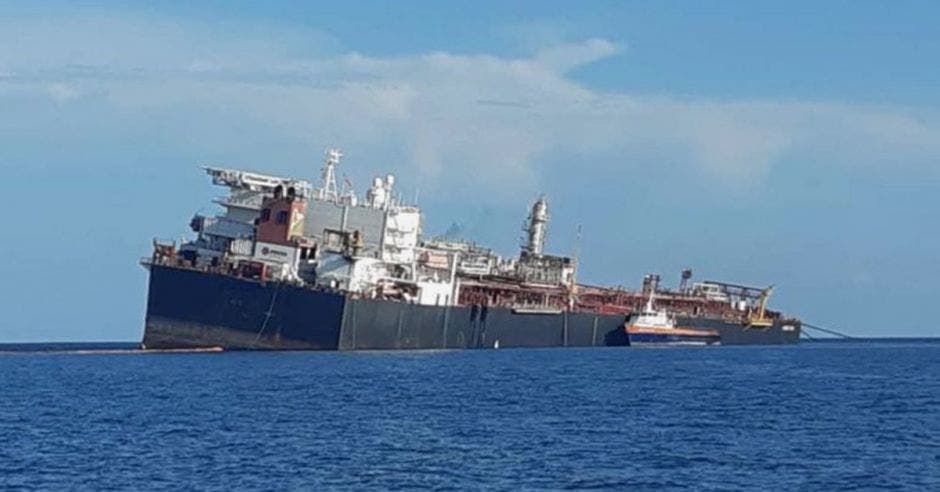 Un barco petrolero hundiéndose