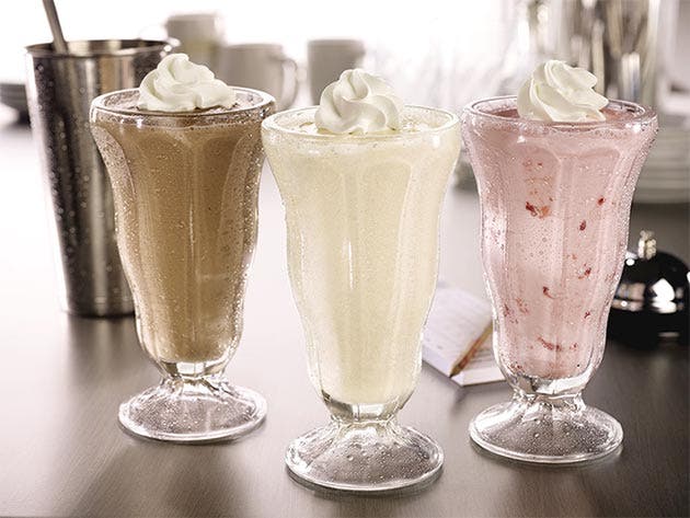 Tres milkshakes en una mesa