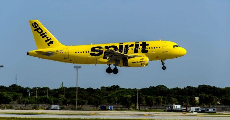 Un avión de color amarillo aterrizando en una pista