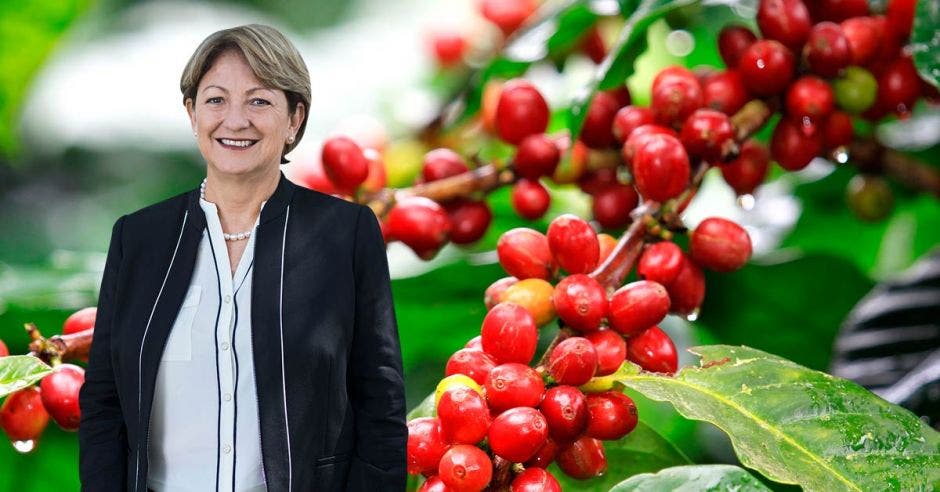 Mujer frente a café