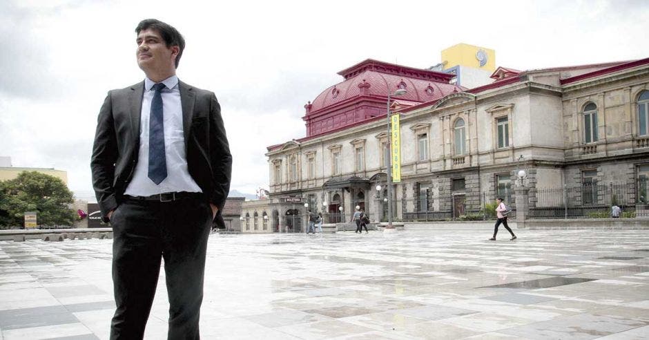 Carlos Alvarado en medio de San josé