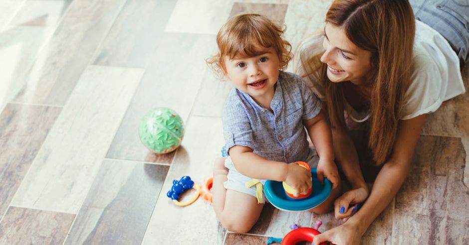 Mamá jugando con su hijo pequeño