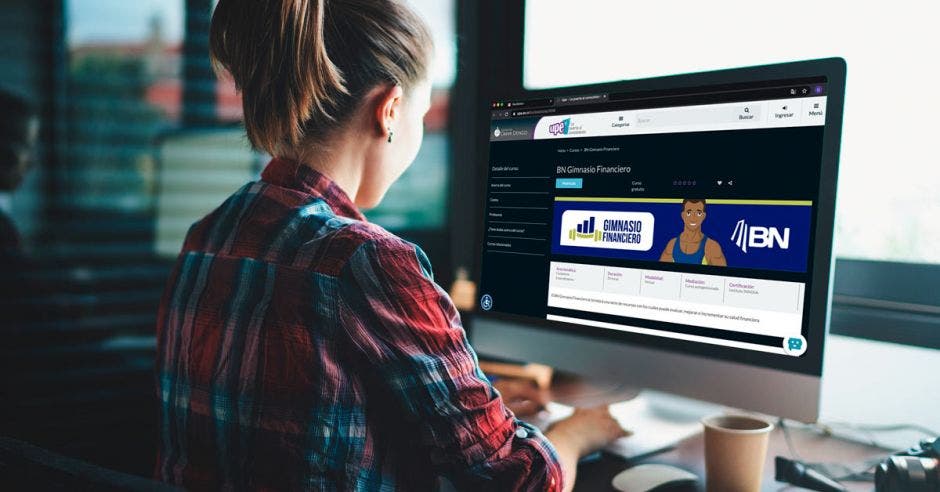 Mujer usa computadora con sitio web del gimnasio financiero