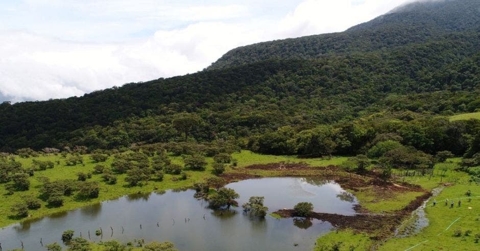 una laguna en medio de un valle