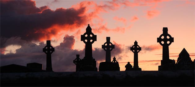 Cementerio con cruces celtas.