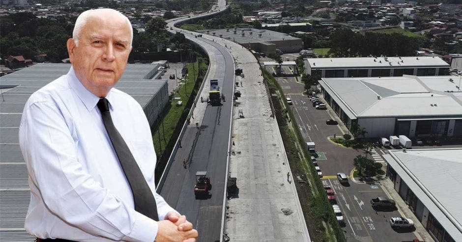 El ministro Rodolfo Méndez, con la carretera elevada de la Circunvalación Norte de fondo