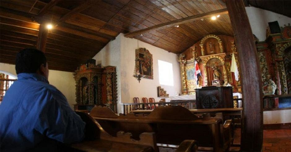 Una persona en una iglesia