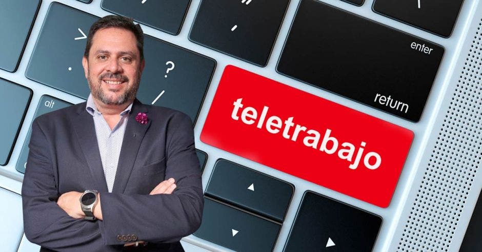 Ignacio Casillas y de fondo un teclado de computadora con una tecla que dice teletrabajo resaltada en rojo