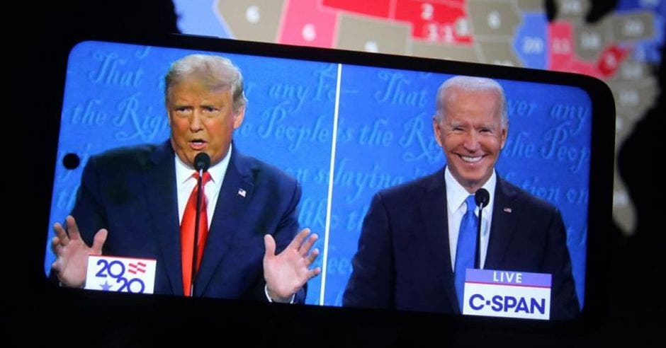 Trump y Biden en debate visto en celular